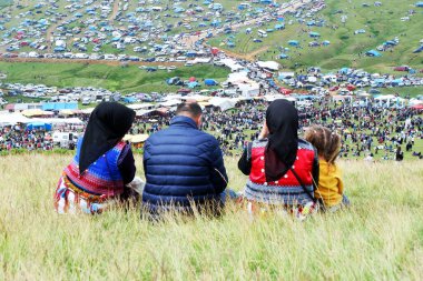 Geleneksel giyimli yerel bir aile, müzik, piyasa ve Türkiye 'nin yeşil dağlık kesimlerinde yaşayan binlerce insanla çevrili canlı Sisdagi Platosu Festivali' nin keyfini çıkarıyor.
