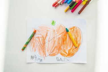 Kalem kullanan bir çocuğun çizimi