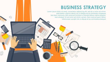 Web sitesi ve mobil web sitesi için modern düz tasarım iş stratejisi. Adam yerde oturuyor ve dizüstü bilgisayarını kucağında tutuyor. Düz vektör illüstrasyonu