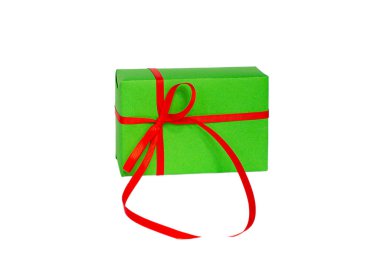 Beyaz arka planda kırmızı fiyonklu yeşil hediye kutusu. İzole et. Yüksek kalite fotoğraf