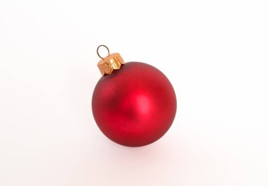 Beyaz arka planda kırmızı Noel topu. İzole et. Yüksek kalite fotoğraf