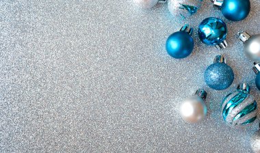 Gümüş Yeni Yıl, Noel arkaplanı, Noel ağacı mücevherleri. Üst görünüm, metin için boşluk. Yüksek kalite fotoğraf