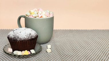 Gri arka planda kremalı gri fincan ve çikolatalı kek. Yüksek kalite fotoğraf