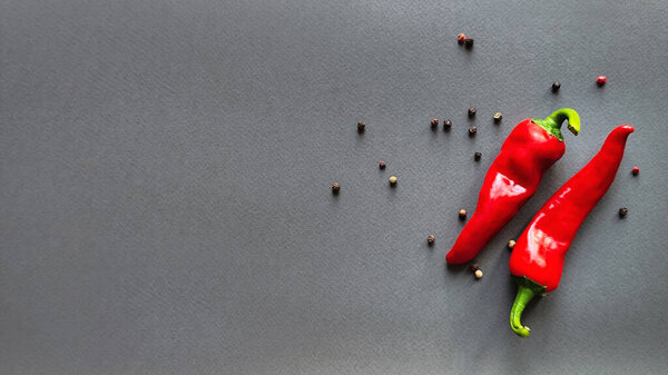 Перец чили на заднем плане, вид сверху с пространством для текста. Высокое качество фото