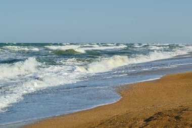 Deniz dalgası kıyıya vurur ve kıyıdaki kayalar. Yüksek kalite fotoğraf