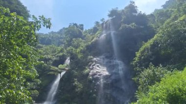 Subang 'taki Wangun Şelalesi 220 metre yüksekliğinde ve üç doğal katlı. Bu video en alçak çağlayanı, yemyeşil uçurumlarla çevrili, huzurlu ve çarpıcı bir tatil beldesi yapıyor..
