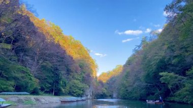 Japonya 'nın Geibikei Vadisi' nde Geleneksel Tekne Gezisinde Sonbahar Sahnesinin keyfini çıkaran Turistler.