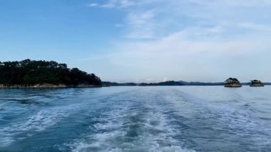 Suyun üzerinde hareket eden teknenin yarattığı beyaz dalgalar..