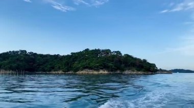 Japonya 'nın Matsushima Körfezi' ndeki 200 'den fazla adayı gezen turistler.