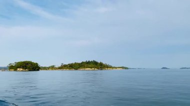 Japonya 'nın Matsushima Körfezi' ndeki 200 'den fazla adayı gezen turistler.