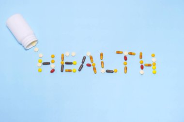 Vitaminler ve takviyeler mavi arka planda 