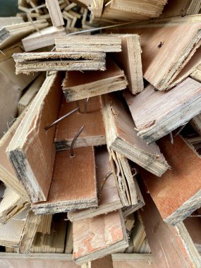 Terk edilmiş uzun tahta. Çivili kalaslar.