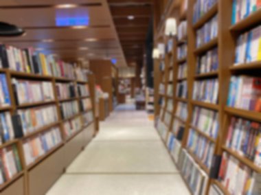 Kitap rafının bulanık görüntüsü. Boş kitapçı ya da üniversite ya da kütüphane konsepti fotoğrafı.