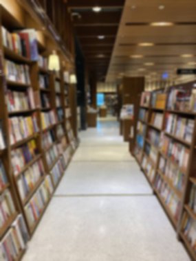 Kitap rafının bulanık görüntüsü. Boş kitapçı ya da üniversite ya da kütüphane konsepti fotoğrafı.