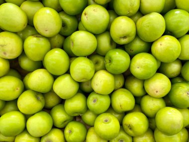 Tayvan 'ın pazardaki büyük jüpiterinin yakın plan fotoğrafı. Meyve arka planında tatlı hurmalar grubu.