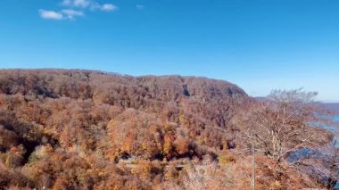 Hakka Touge Rasathanesi 'nden Towada Gölü manzarası. Japonya 'nın Aomori ilinde yer alan Towada Gölü, volkanik aktivitelerden oluşan çift kaldera gölüdür..