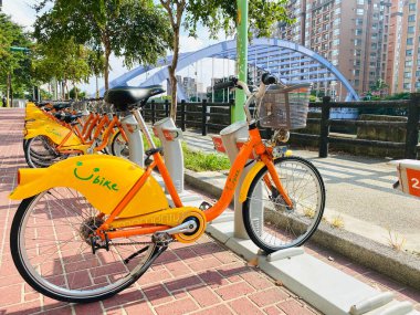Taoyuan, Tayvan - 09 / 09 / 2020: Ubike sırası (YouBike). Ubike, Tayvan 'da popüler bir kiralık bisiklet ağı. Vatandaşlar tarafından kısa mesafe ulaşım aracı olarak kullanılan bir bisiklet paylaşım sistemi.