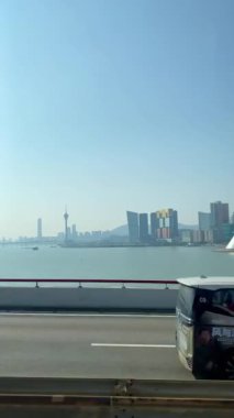 Macau Yarımadası Skyline ile Macau Kulesi Deniz Köprüsü 'ndeki Nakliye Aracından Görüntülendi