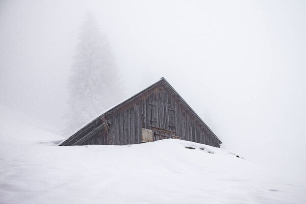 Winterhaus, gaden im Schnee versunken. Winter house, garden sunk in snow.
