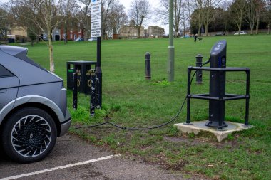 Saffron Walden, Essex, İngiltere - 01 Ocak 2024: Hyundai Ioniq 5 elektrikli araba Saffron Walden Common otoparkında EV şarj noktası kullanıyor