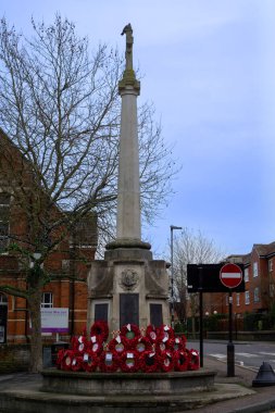 Saffron Walden, Essex, İngiltere - 01 Ocak 2024: Essex, İngiltere 'de bulunan Saffron Walden Savaşı Anma Günü için çelenklerle süslenmiştir.