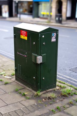 Saffron Walden, Essex, İngiltere - 12 Ocak 2024: BT telekomünikasyon telefon ve lif için yeşil dolap sokak mobilyası