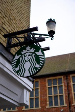 Saffron Walden, Essex, İngiltere - 12 Ocak 2024: Starbucks kahve dükkanı eski moda sokak lambasıyla asılı