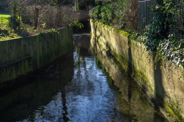 Saffron Walden, Essex, İngiltere - 15 Ocak 2024: Bridge End Gardens 'dan akan dere