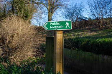 Saffron Walden, Essex, İngiltere - 15 Ocak 2024: Bridge End Gardens 'da halk yolu tabelası