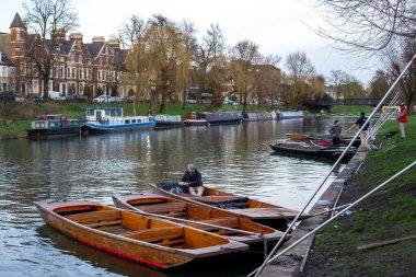 Cambridge, İngiltere - 28 Ocak 2024: Cambridge 'deki Nehir Kamerası' na demirlemiş Punt ve mavnalar