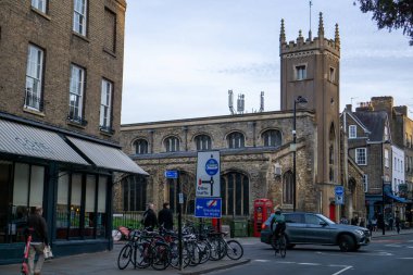 Cambridge, İngiltere - 28 Ocak 2024: Cambridge 'deki eski 13. yüzyıl St Clements Kilisesi' nin yanındaki modern telekomünikasyon kuleleri
