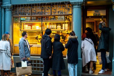 Cambridge, İngiltere - 28 Ocak 2024: İnsanlar Cambridge 'de bir gıda dükkanının önünde kuyruğa girdiler