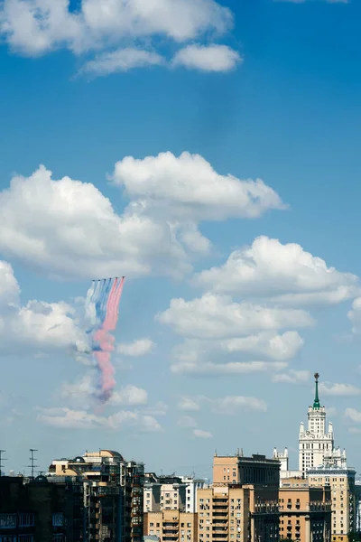 День победы парад в Москве самолетов в небе — стоковое фото