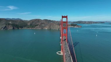 5 Haziran 2025 'te San Francisco, Kaliforniya, ABD' de çekilen insansız hava aracı görüntüleri Golden Gate Köprüsü 'nü, Pasifik sahil şeridini ve çevresindeki Körfez Bölgesi' ni görüntüler. Klip, Kuzey Kaliforniya ile manzaralı Big Sur arasındaki bağlantıyı vurguluyor..