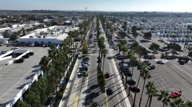 Long Beach, Kaliforniya, ABD - Güneşli bir günde PCH Alışveriş Merkezi 'nin ikinci ve PCH Manzarası Palm Trees üzerinde yürüyen insanların Seal Beach, CA