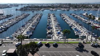 Long Beach, Kaliforniya, ABD 'deki Belmont Sahili - Güneşli bir günde Long Beach' e doğru bakan 2. Cadde ve Okyanus Bulvarı 'nın Hava Görüntüsü
