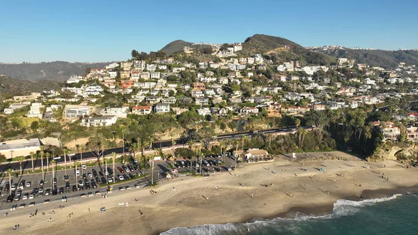 Laguna Plajı, Orange County, Kaliforniya, ABD - 1. Otoyolun yanındaki güneşli bir günde okyanus manzarası 