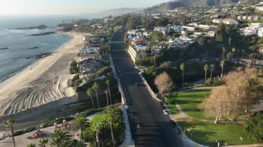 Laguna Plajı, Kaliforniya, ABD - Pasifik Sahil Otoyolu Sahil Evleri ile Okyanus Yakınındaki Hava Görüntüsü