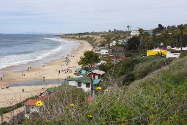 Laguna Sahili, Kaliforniya, ABD, 13 Kasım 2025 - Pasifik Okyanusunun Yanındaki Kasvetli Bir Gün 'de Crystal Cove State Park