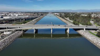 Los Angeles Nehri, Long Beach, Kaliforniya, ABD - 710 no 'lu otobanın yanındaki Ocean Blvd Üstgeçidi ile Dağlardan Gelen Suyun Yüksek Hava Görüntüsü