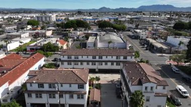 Oxnard, California 'nın yüksek hava manzarası, açık bir günde ağaçlık yolları ve şehir silueti olan kentsel mahalleleri ve yerleşim caddelerini gösteriyor. Görüntüler, Topatopa Dağları 'ndaki günlük gelişmeleri gösteriyor.