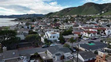 Kaliforniya Pismo Plajı 'ndaki Shell Beach' in yüksek hava manzarası Central Coast boyunca San Luis Obispo County 'de yer almaktadır. Okyanus kıyısındaki uçurumların yukarısında kıyı şeridi boyunca uzanan Pasifik Okyanusu ile kıyı yerleşim yerleri. 101. Otoyol