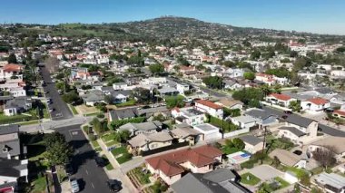 Palos Verdes Yarımadası yakınlarındaki San Pedro evlerinin yükseltilmiş hava perspektifi, Los Angeles 'taki Rancho Palos Verdes' e doğru uzanan banliyö çatıları, dolambaçlı sokaklar ve manzaralı tepeler sergileniyor.