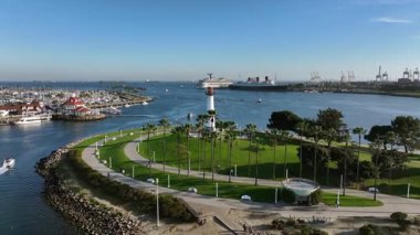 Long Beach, California, ABD - Tarihi Kraliçe Mary okyanus gemisinin arka planında, Gökkuşağı Limanı 'na ve Long Beach şehir merkezindeki rıhtıma bakan tarihi Queen Mary deniz fenerinin Hava Aracı Görüntüsü.