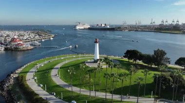 Long Beach, California, ABD - Gökkuşağı Limanı 'ndaki kıyı fenerinin havadan görüntüsü Queen Mary gemisi, marina suları ve Pasifik kıyısı boyunca uzanan manzaralı Long Beach sahili.