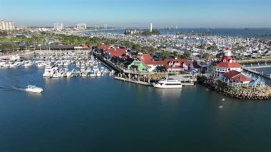 Long Beach, California, ABD - Pasifik kıyısı boyunca kıyı sahili, marina ve okyanus manzarasını gösteren ikonik Queen Mary gemisiyle Long Beach kıyı şeridinin manzarası.
