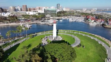 Long Beach, California, ABD - Lions Lighthouse for Vighthouse şehir merkezi Long Beach limanı ve sahil şeridi boyunca uzanan liman ve marina manzaralı.