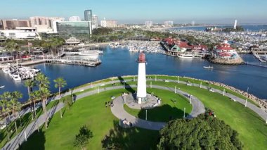 Long Beach, California, ABD - Lions Lighthouse for Viight 'in Pasifik Okyanusu kıyısındaki sahil şeridi ve liman sularına yakın olduğunu gösteren Long Beach şehir merkezinin insansız hava aracı görüntüsü.