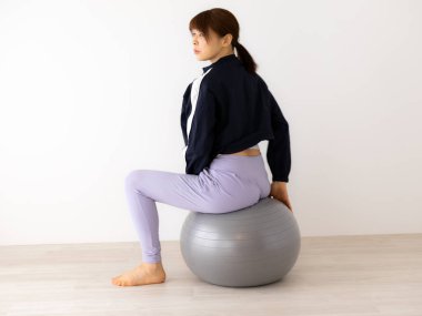 Güzel genç bayan pilates egzersizi yapıyor. 