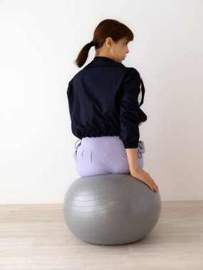 Güzel genç bayan pilates egzersizi yapıyor. 